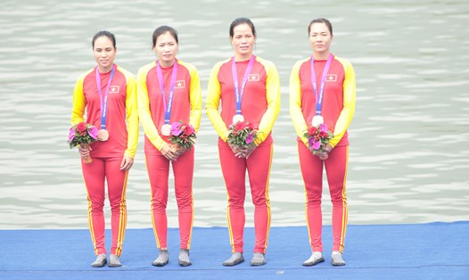 Đội đua thuyền rowing nữ Việt Nam giành huy chương đồng. Ảnh: Bùi Lượng