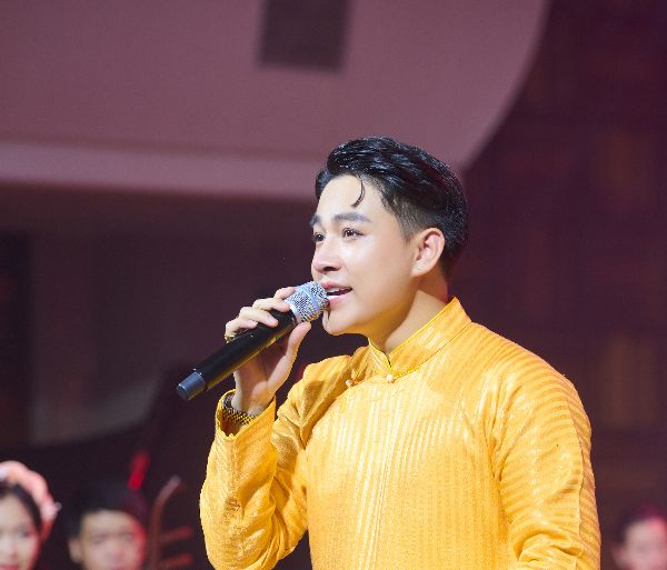 Ca sĩ Trần Tùng Anh dành tặng album “Núi hát ” cho người cha quá cố. Ảnh: Ban tổ chức
