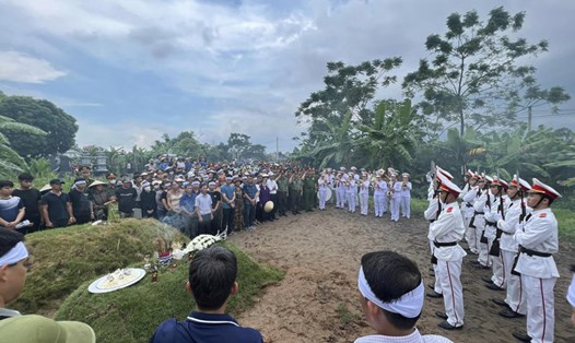 Ngày 24.9, đồng đội cùng người thân tổ chức tiễn đưa Thượng úy Đỗ Văn Tú về nơi an nghỉ cuối cùng. Ảnh: Văn Tài
