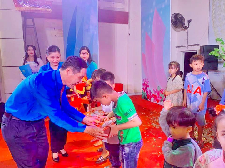 Chủ tịch LĐLĐ tỉnh Tiền Giang Lê Minh Hùng - trao quà cho con của công nhân lao động có hoàn cảnh khó khăn. Ảnh: Thành Nhân