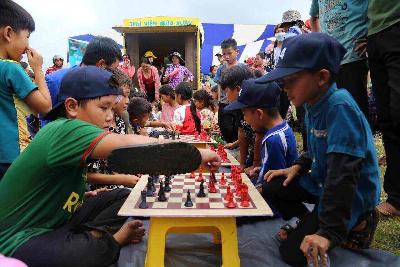 Trẻ em trong buôn vui chơi cờ vua. Ảnh: Phan Tuấn 