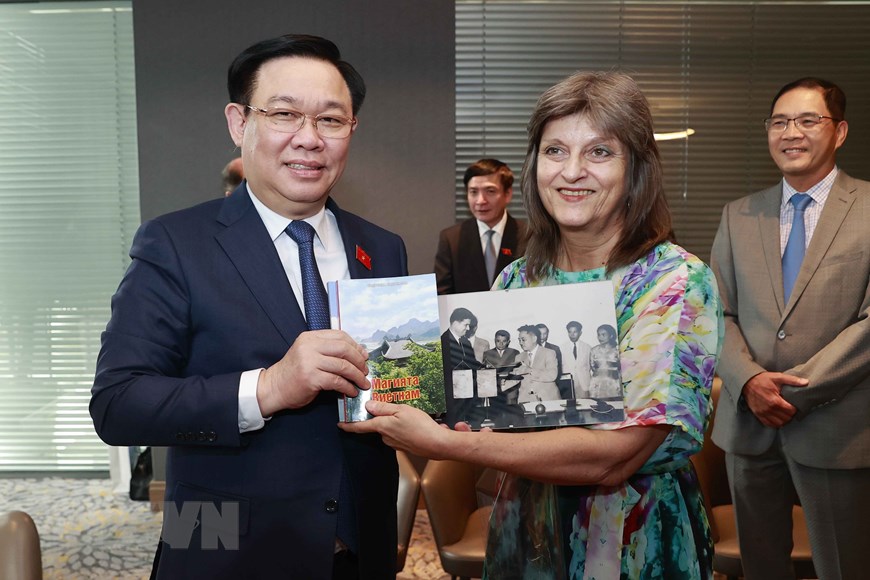 Thành viên Hội Hữu nghị Bulgaria - Việt Nam tặng sách cho Chủ tịch Quốc hội Vương Đình Huệ. Ảnh: TTXVN