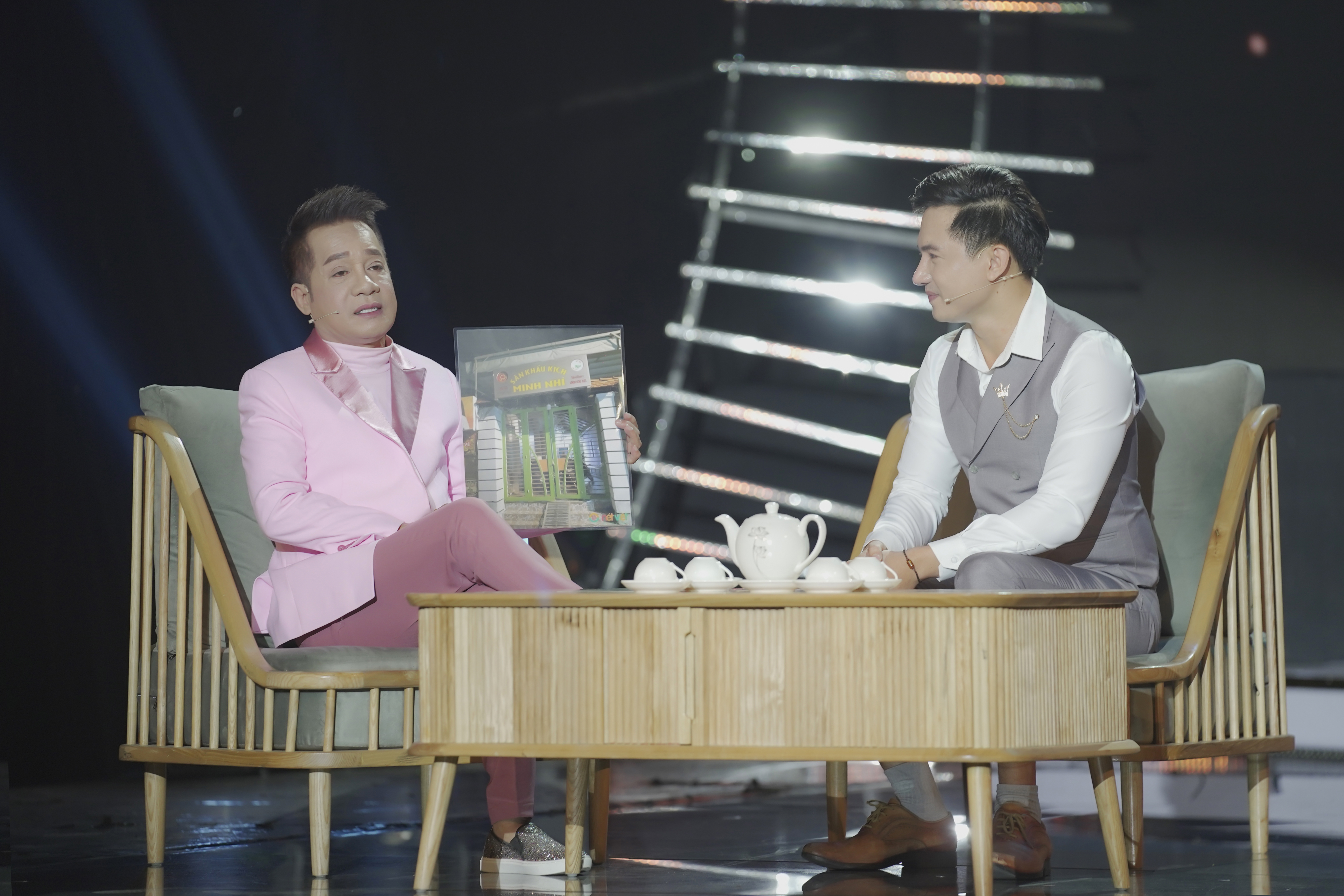 Hoàng Vĩnh tri ân nghệ sĩ Minh Nhí. Ảnh: Khang