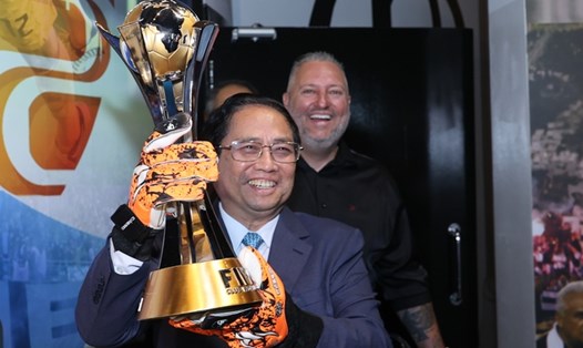 Thủ tướng nâng cúp vô địch FIFA Club World Cup 2012 của Corinthians và đeo đôi găng tay của thủ môn Cassio, người đạt danh hiệu Quả bóng vàng trong giải đấu này. Ảnh: VGP