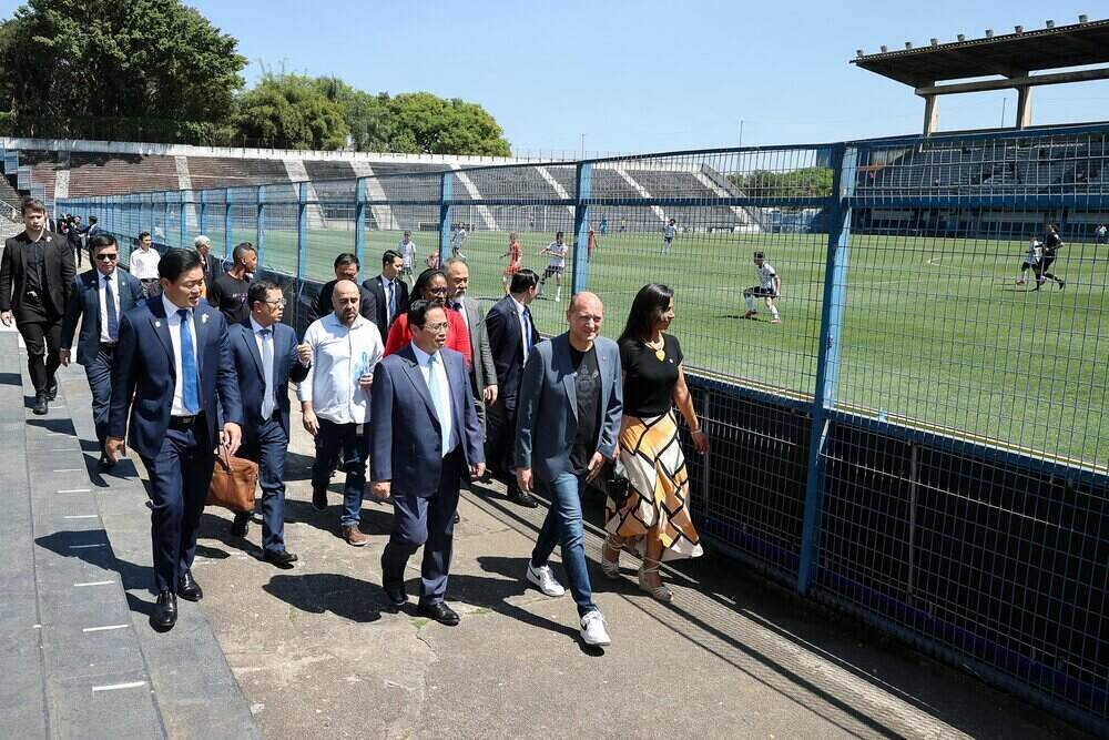Thủ tướng Phạm Minh Chính tới thăm câu lạc bộ bóng đá Corinthians Paulista. Ảnh: VGP