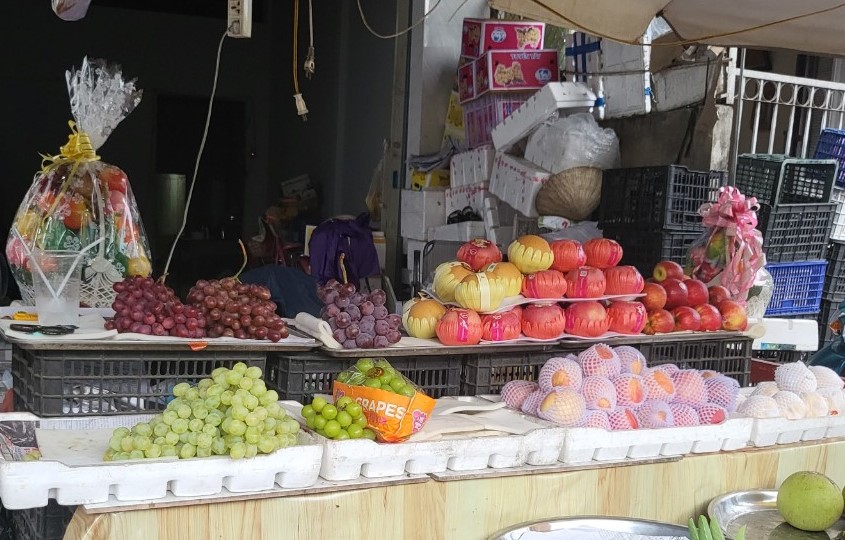 Các loại trái cây nhập khẩu như lê, nho mẫu đơn, táo,... xuất hiện tại chợ truyền thống. Ảnh: Mỹ Ly