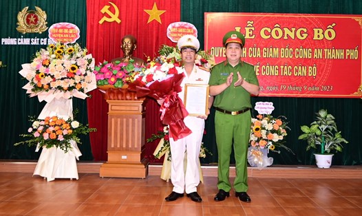 Đại tá Hoàng Văn Nam (trái) nhận quyết định điều động. Ảnh: An ninh Hải Phòng
