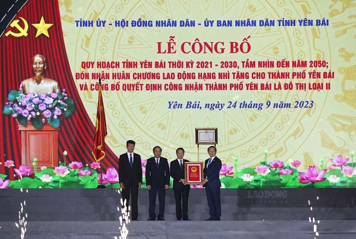 Phó Thủ tướng Chính phủ Trần Hồng Hà trao Quyết định của Thủ tướng Chính phủ phê duyệt Quy hoạch tỉnh Yên Bái thời kỳ 2021 - 2030, tầm nhìn đến năm 2050 cho tỉnh Yên Bái. Ảnh: Đinh Đại