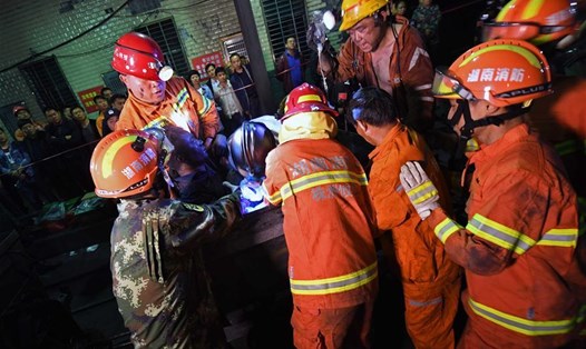 Một thợ mỏ bị mắc kẹt được đưa ra khỏi mỏ than Jilinqiao ở thị trấn tỉnh Hồ Nam, Trung Quốc, tháng 5.2017. Ảnh: Xinhua