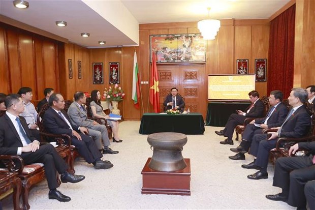 Quang cảnh buổi gặp các Đại sứ Việt Nam tại một số nước Châu Âu của Chủ tịch Quốc hội Vương Đình Huệ. Ảnh: TTXVN