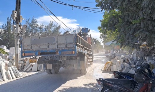 Bụi đá bao phủ làng nghề đá mỹ nghệ Non Nước mỗi khi có xe tải đi qua. Ảnh: Nguyễn Linh