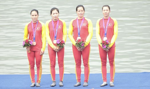 Vận động viên Phạm Thị Huệ (thứ 2 từ phải sang) từng 2 lần lỡ hẹn với Olympic. Ảnh: Bùi Lượng