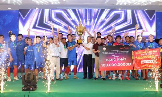 Đội bóng Út Du TPK lên ngôi vô địch giải bóng đá phong trào trào thành phố mới Bình Dương - Cúp Becamex IDC 2023. Ảnh: Đình Thảo
