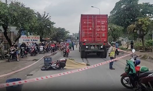 Hiện trường vụ tai nạn giữa xe container với xe máy khiến người phụ nữ tử vong. Ảnh: Đình Trọng