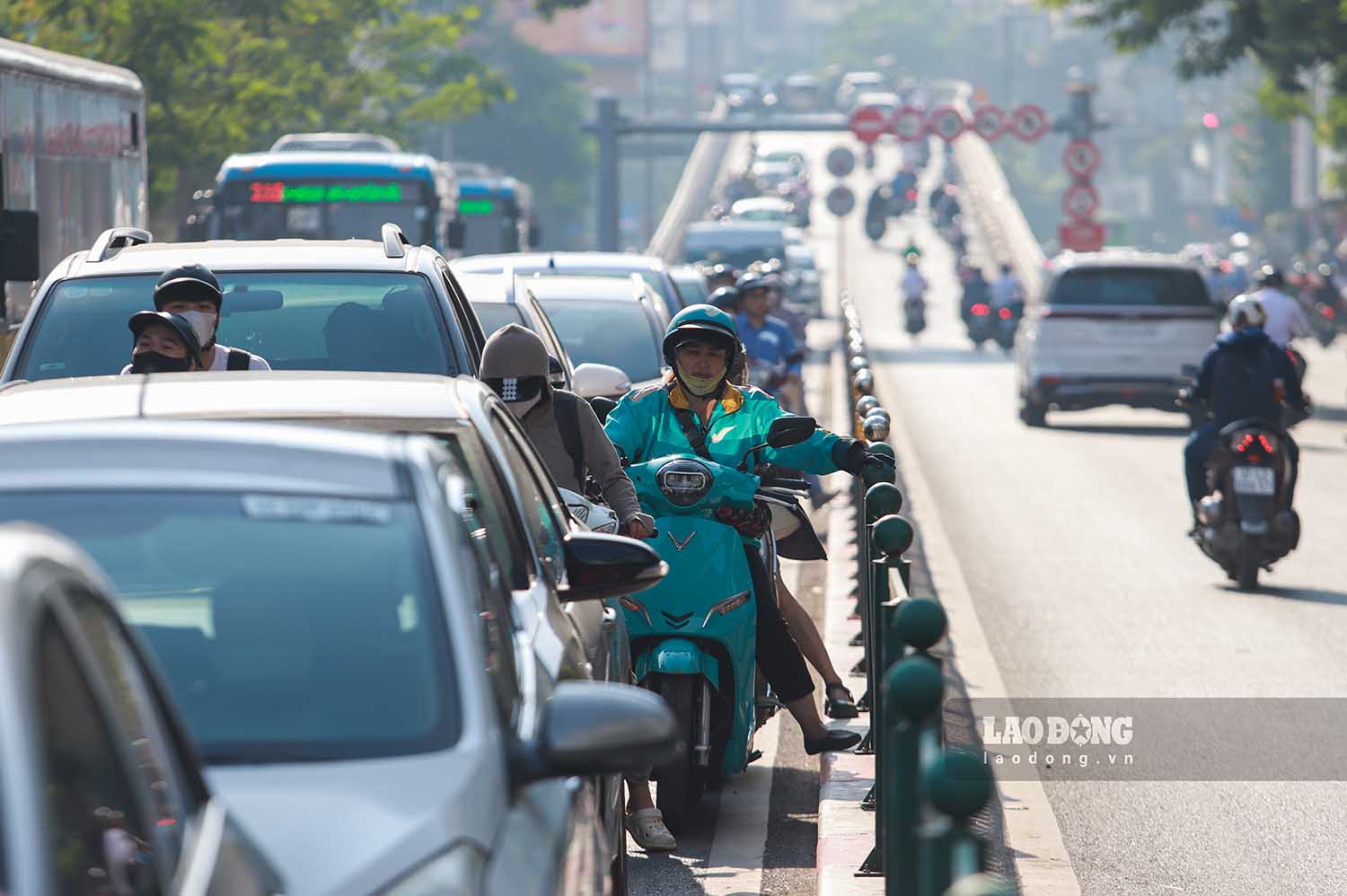 Mật độ phương tiện lưu thông trên phố Chùa Bộc ở cả 2 chiều vào giờ cao điểm rất lớn. Các tình huống xung đột giao thông xảy ra có thể khiến tuyến đường ùn ứ cục bộ ở nhiều vị trí.