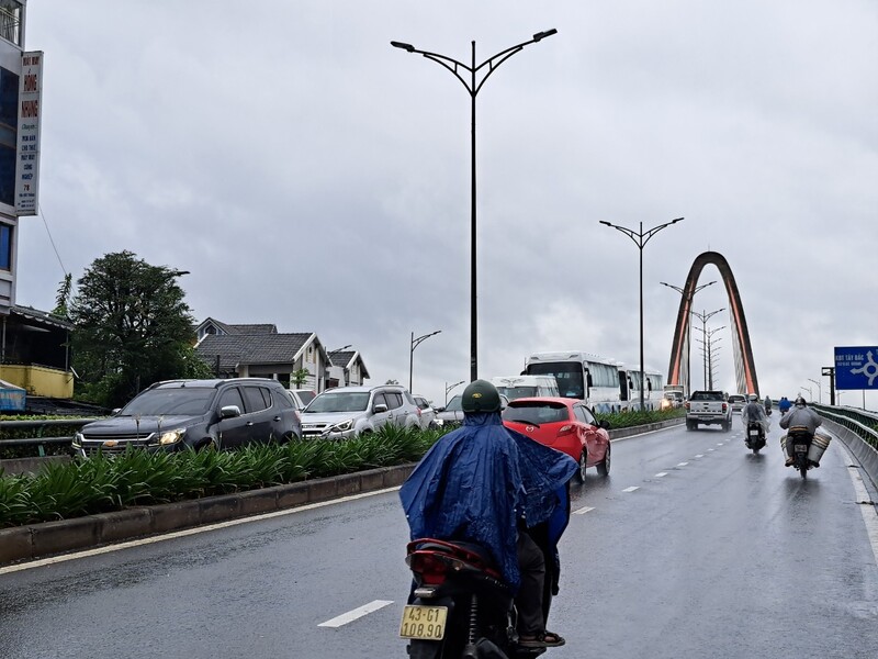 Hàng dài xe ô tô bị mắc kẹt trên cầu vượt Ngã Ba Huế. Ảnh: Nguyễn Linh