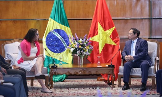 Thủ tướng Phạm Minh Chính tiếp Chủ tịch Đảng Cộng sản Brazil Luciana Santos. Ảnh: VGP