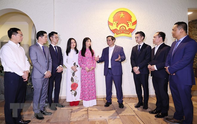 Thủ tướng Phạm Minh Chính thăm hỏi cán bộ, nhân viên Đại sứ quán Việt Nam tại Brazil. Ảnh: TTXVN