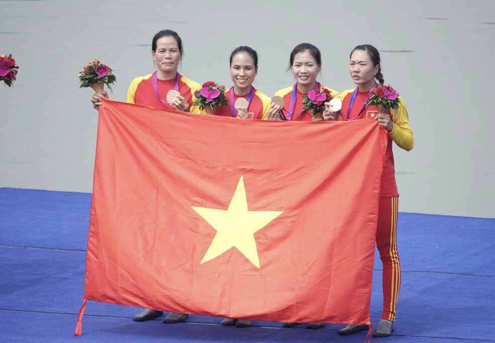 Nhóm vận động viên Phạm Thị Huệ, Dư Thị Bông, Hà Thị Vui, Đinh Thị Hảo sẽ tranh tài ở nội dung thuyền 8 nữ. Ảnh: Bùi Lượng