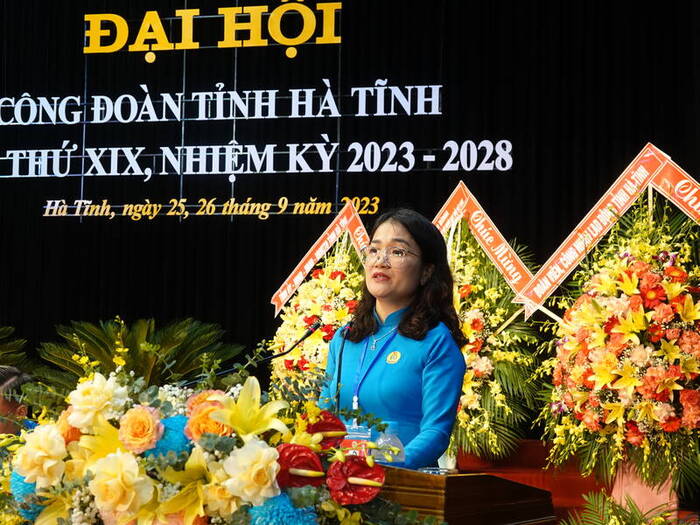 Bà Phạm Thị Phương - Chủ tịch Công đoàn Bệnh viện Phục hồi chức năng Hà Tĩnh trình bày tham luận. Ảnh: Trần Tuấn.