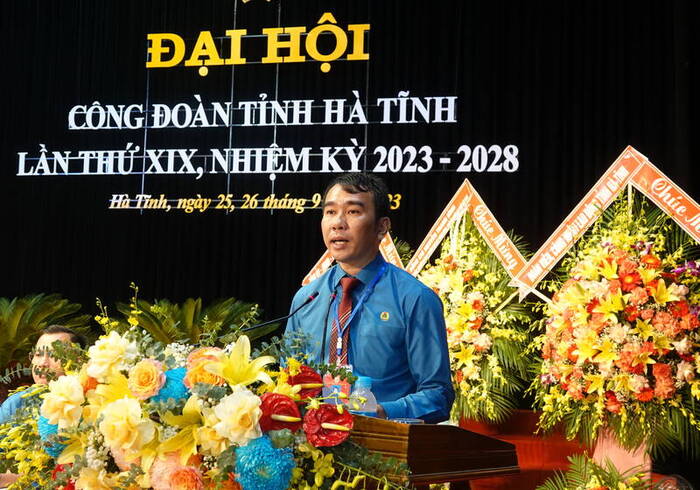Ông Nguyễn Doãn Hậu - Chủ tịch Công đoàn ngành Công thương Hà Tĩnh trình bày tham luận. Ảnh: Trần Tuấn.