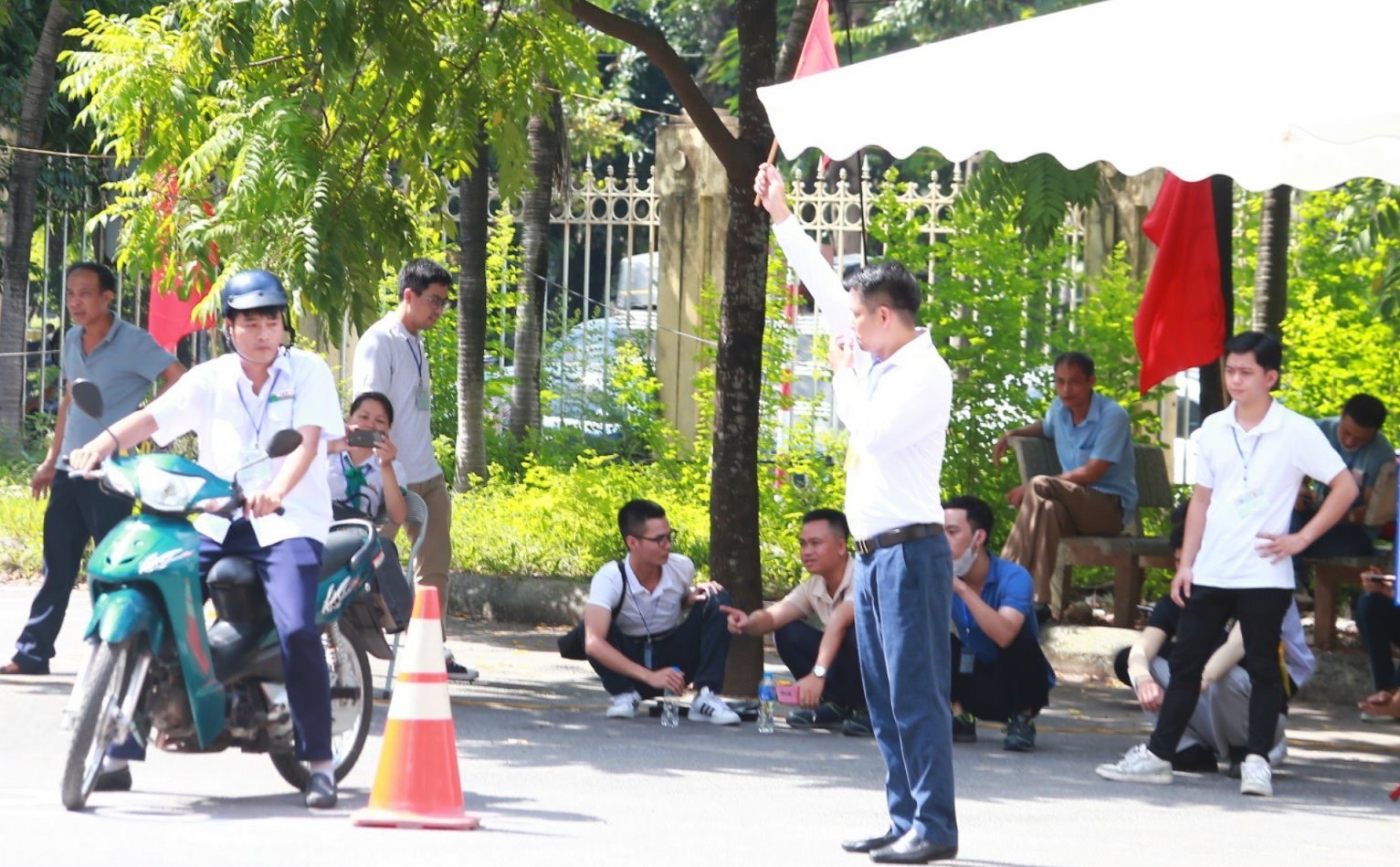 Thí sinh thực hiện phần thi kỹ năng lái xe mô tô giỏi năm 2023. Ảnh: Minh Hoàn