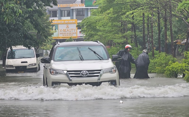 Nhiều tuyến đường ở TP. Huế bị ngập do mưa lớn trong sáng 25.9. Ảnh: Nguyễn Luân