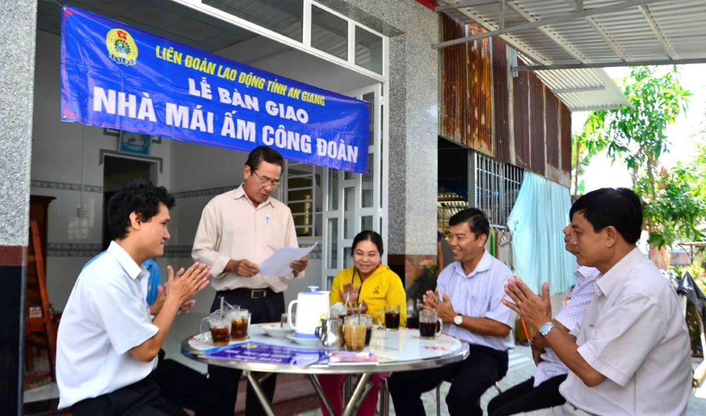 Lễ bàn giao Mái ấm Công đoàn ở An Giang được tổ chức đơn sơ nhưng trang trọng, ấm áp. Ảnh: Lâm Điền 