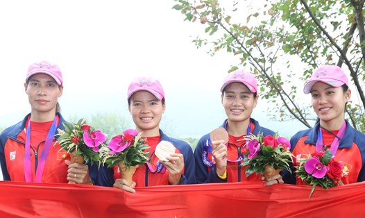 Bùi Thị Thu Hiền (thứ 3 từ trái sang) và đội tuyển rowing Việt Nam giành huy chương đồng nội dung thuyền 4 nữ hạng nặng 2 mái chèo tại ASIAD 19. Ảnh: Bùi Lượng