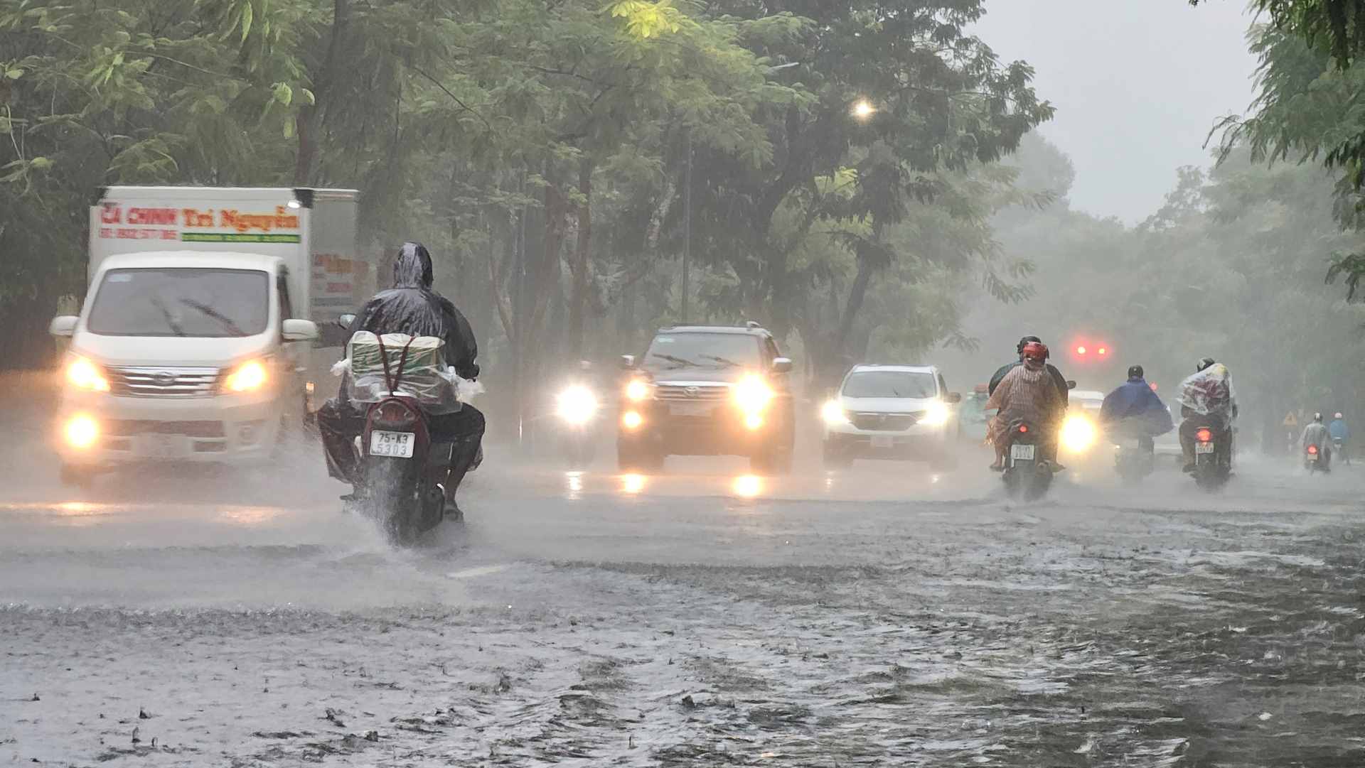 Theo Đài khí tượng thủy văn tỉnh Thừa Thiên Huế, trong 6 giờ qua (từ 01h00 - 07h00 ngày 25.9) khu vực tỉnh Thừa Thiên Huế đã có mưa vừa, mưa to, có nơi mưa rất to.