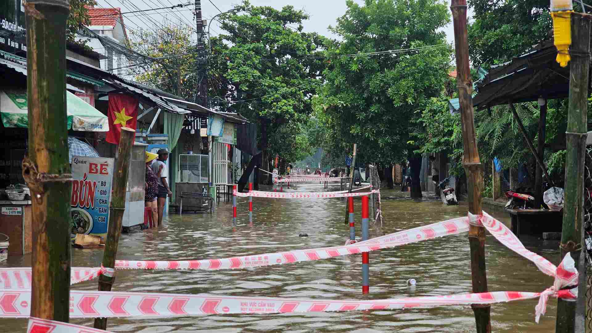 Tuyến đường Nguyễn Lộ Trạch hiện đang trong quá trình thi công cũng xảy ra ngập lụt, mực nước có nơi lên đến 1m.