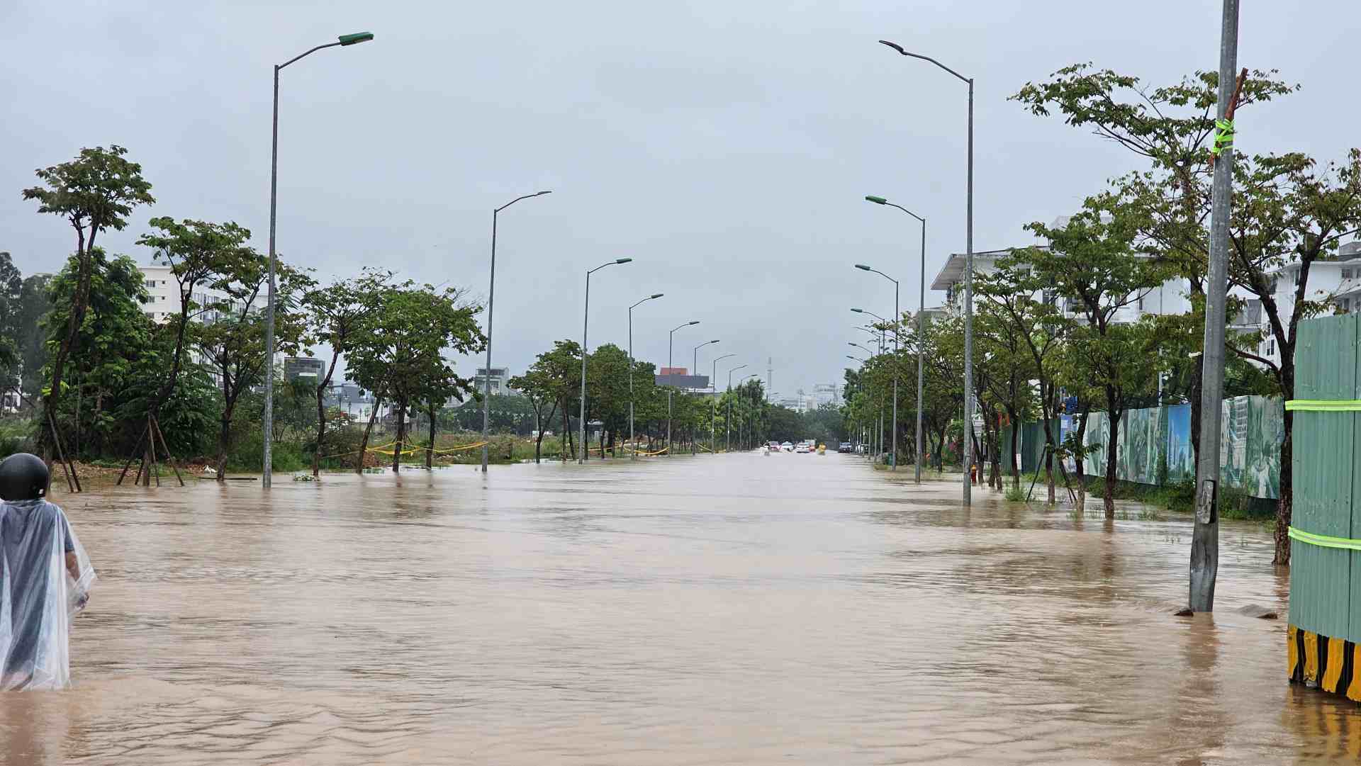Ghi nhận của Lao Động, tại một số tuyến đường ở TP. Huế, nước ngập từ 0,3-0,5cm. Nguyên nhân do lượng mưa lớn, trong khi nước thoát chậm. 