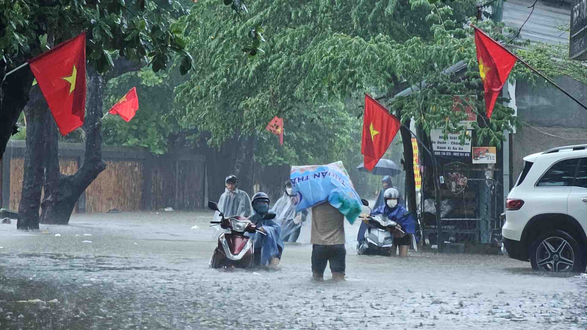 Ghi nhận mực nước tại đường Duy Tân (P. An Cựu).