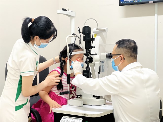 Nhiều học sinh phải nghỉ học vì bị đau mắt đỏ. Ảnh: Hữu Long
