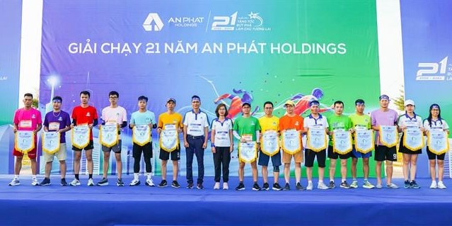 Ban lãnh đạo Tập đoàn An Phát Holdings trao kỷ niệm chương khai mạc giải chạy offline được tổ chức tại KCN An Phát 1 (Hải Dương)