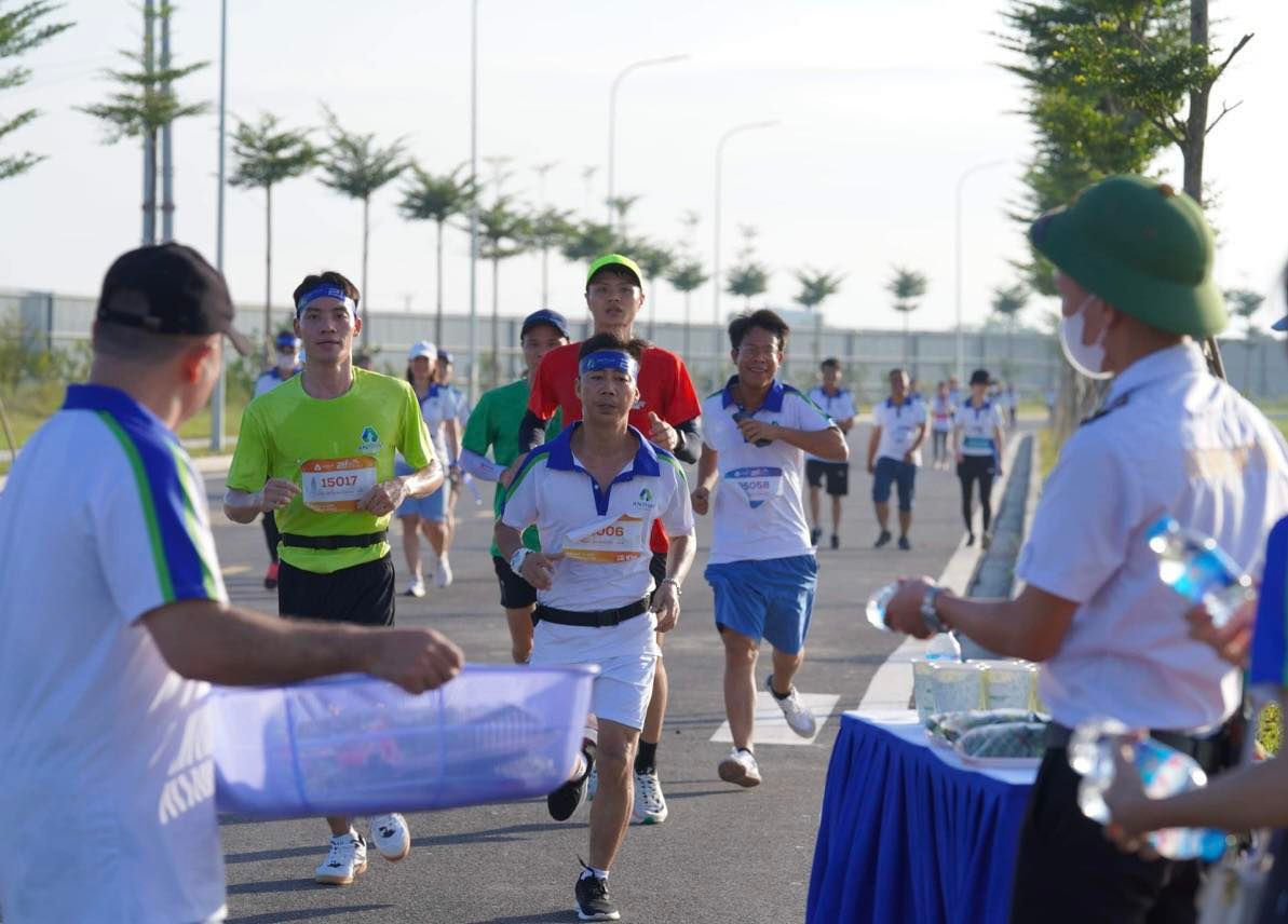 61.000km, 1.500 vận động viên tham dự giải chạy kỷ niệm 21 năm thành ...