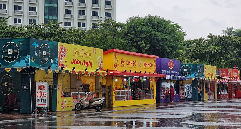 Nhiều thương hiệu bánh Trung thu nổi tiếng cùng có mặt tại thị trường TP. Vinh (Nghệ An). Ảnh: Quang Đại 