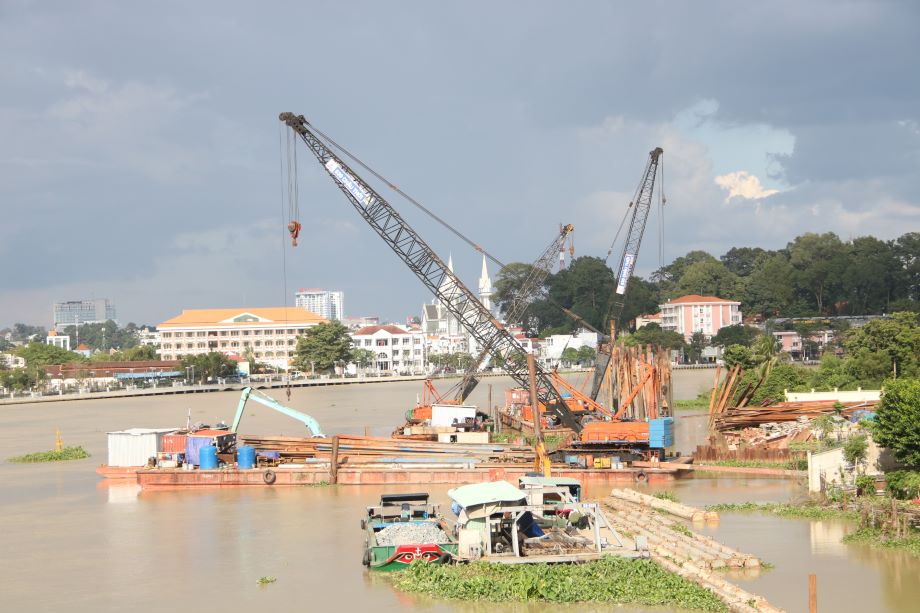 Bên cạnh đó, đại diện UBND tỉnh Bình Dương cũng cho biết, tỉnh đang kêu gọi doanh nghiệp đầu tư xây dựng cảng An Tây bên sông Sài Gòn tại thị xã Bến Cát.