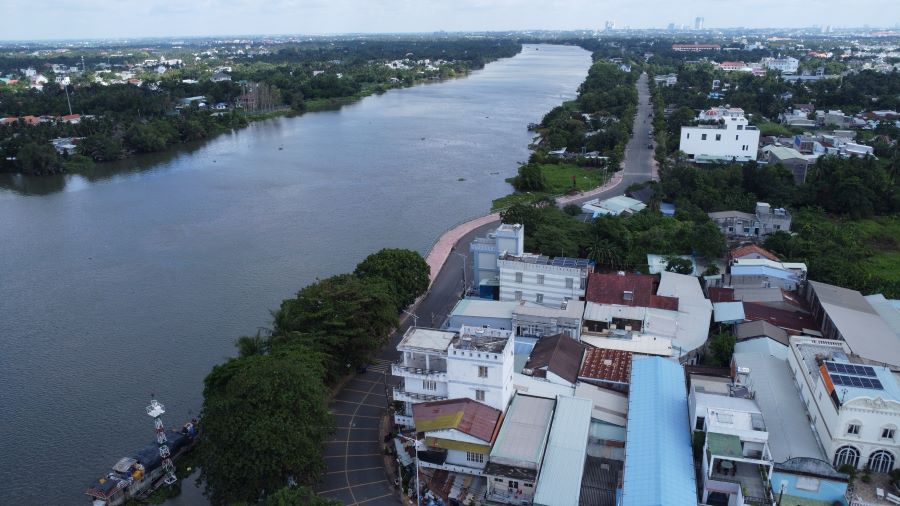 Hiện nay một số đoạn có đường bờ đê bao chạy dọc sông Sài Gòn. Đây là đoạn qua phường Lái Thiêu, đã có đoạn được xây dựng 2 làn đường đổ nhựa.