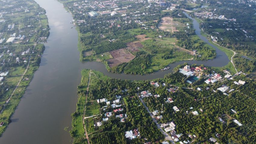 Không gian dọc sông Sài Gòn ở các phường An Sơn, Bình Nhâm (thành phố Thuận An) nhiều đoạn còn hoang vu, chủ yếu là vườn cây, có nhiều kênh rạch đổ ra.