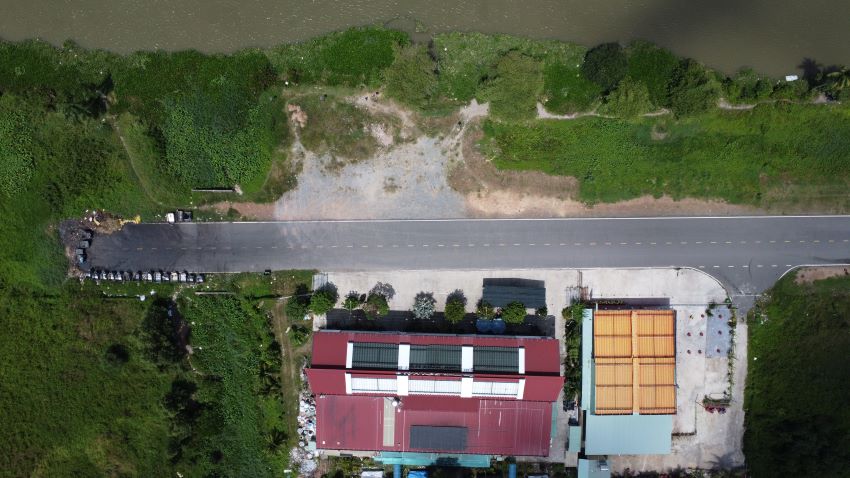Trong khi đó, đoạn qua phường Bình Nhâm, An Sơn dọc bờ sông Sài Gòn mới chỉ là đường bờ bao, đường đất được rả đá trên mặt đường.