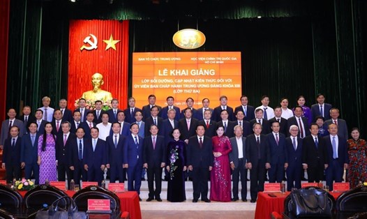 Ủy viên Bộ Chính trị, Thường trực Ban Bí thư, Trưởng Ban Tổ chức Trung ương Trương Thị Mai cùng đại biểu và các học viên chụp ảnh chung. Ảnh: TTXVN