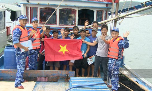 BTL Vùng CSB 4 tuyên truyền chống khai thác IUU và tặng cờ Tổ quốc cho ngư dân trên tàu. Ảnh: BTL Vùng CSB 4