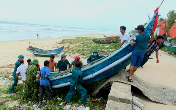 Lực lượng biên phòng giúp ngư dân Tam Thanh đưa phương tiện ghe thuyền vào nơi tránh trú an toàn. Ảnh Hoàng Bin.