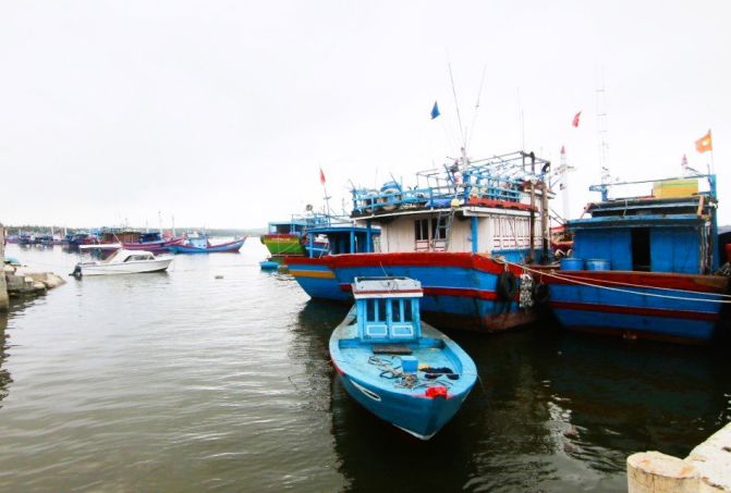 Hơn 130 phương tiện, tàu thuyền của ngư dân xã Duy Hải, huyện Duy Xuyên đã vào bờ an toàn. Ảnh Hoàng Bin. 