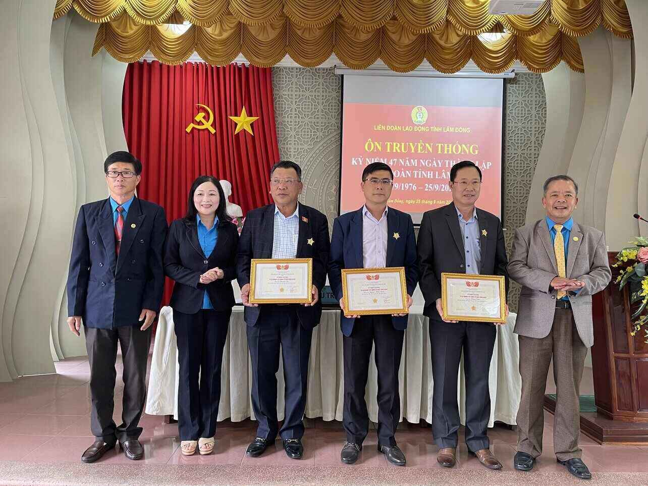 LĐLĐ tỉnh Lâm Đồng trao tặng Kỷ niệm chương Vì sự nghiệp xây dựng tổ chức Công đoàn cho cá nhân gắn bó với sự nghiệp xây dựng tổ chức Công đoàn tỉnh Lâm Đồng. Ảnh: Mai Hương 