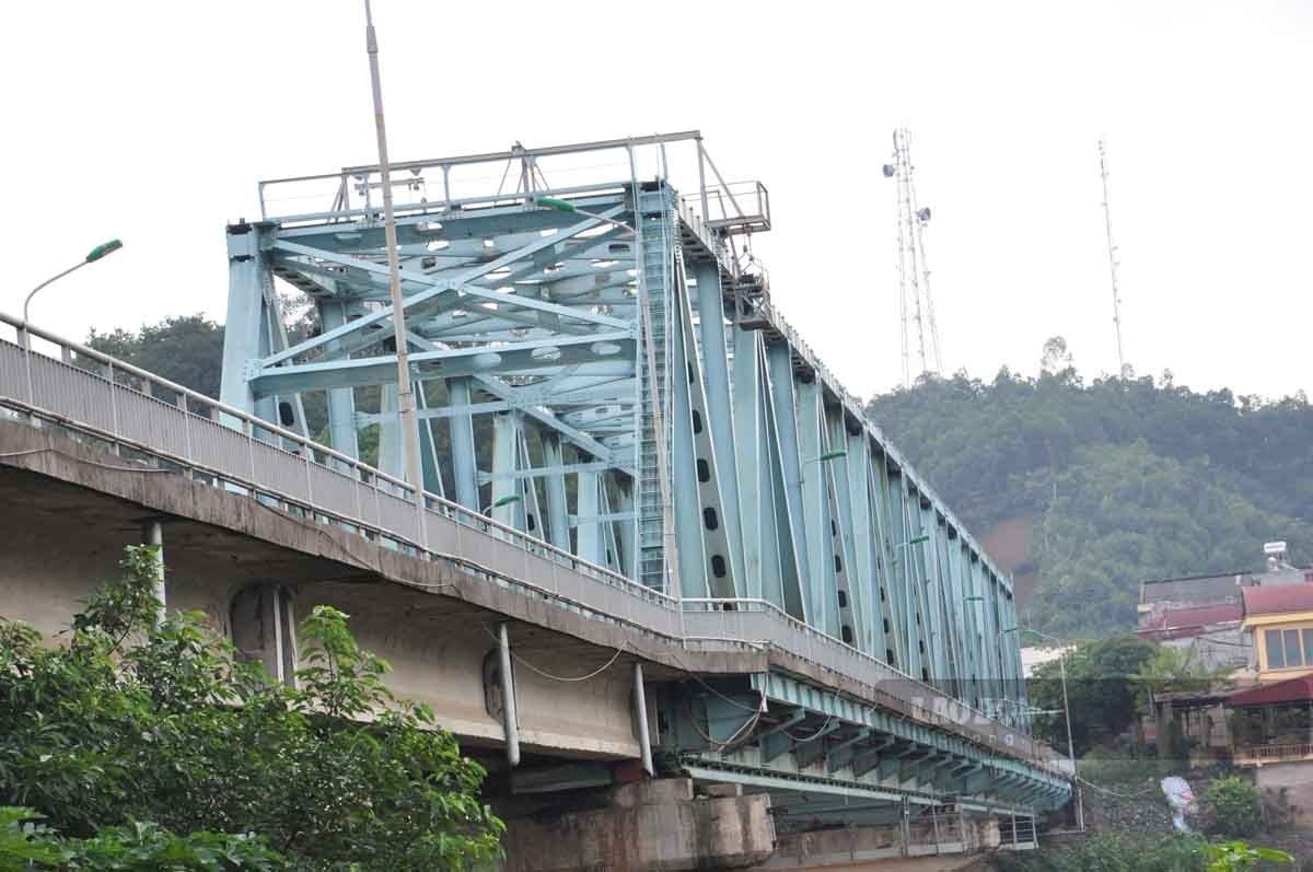 Cầu Yên Bái trên quốc lộ 37 nối hai phường Hồng Hà và Hợp Minh. Đây là cây cầu đầu tiên bắc qua sông Hồng trên địa bàn tỉnh Yên Bái với chiều dài 305m, chiều rộng 12,5m, được khánh thành vào ngày 30.12.1992.