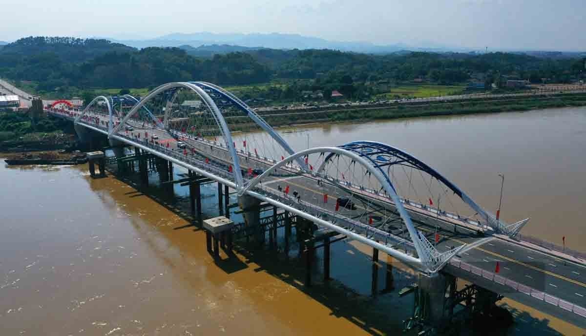 Đây là cây cầu thứ 5 được xây dựng trên địa bàn thành phố Yên Bái với kiến trúc mỹ thuật đẹp nhất trong số 8 cây cầu bắc qua song Hồng ở tỉnh Yên Bái. Là điểm nhấn mỹ quan, phát triển không gian đô thị thành phố hiện đại. Ảnh: Đinh Đại