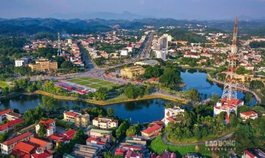 Thành phố Yên Bái là trung tâm kinh tế, chính trị, văn hóa của tỉnh Yên Bái, nằm ở vị trí cửa ngõ của vùng Tây Bắc, trên tuyến hành lang kinh tế Côn Minh - Lào Cai - Hà Nội - Hải Phòng. Ảnh: Đinh Đại