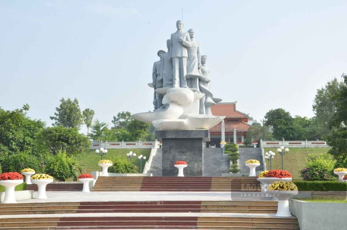 Di tích khu mộ Nguyễn Thái Học và các chiến sĩ trong cuộc khởi nghĩa Yên Bái năm 1930, nằm trong khuôn viên công viên Yên Hòa, thành phố Yên Bái. Đây là biểu tượng tinh thần anh dũng quyết hy sinh cho phong trào cách mạng những năm đầu thế kỷ XX.